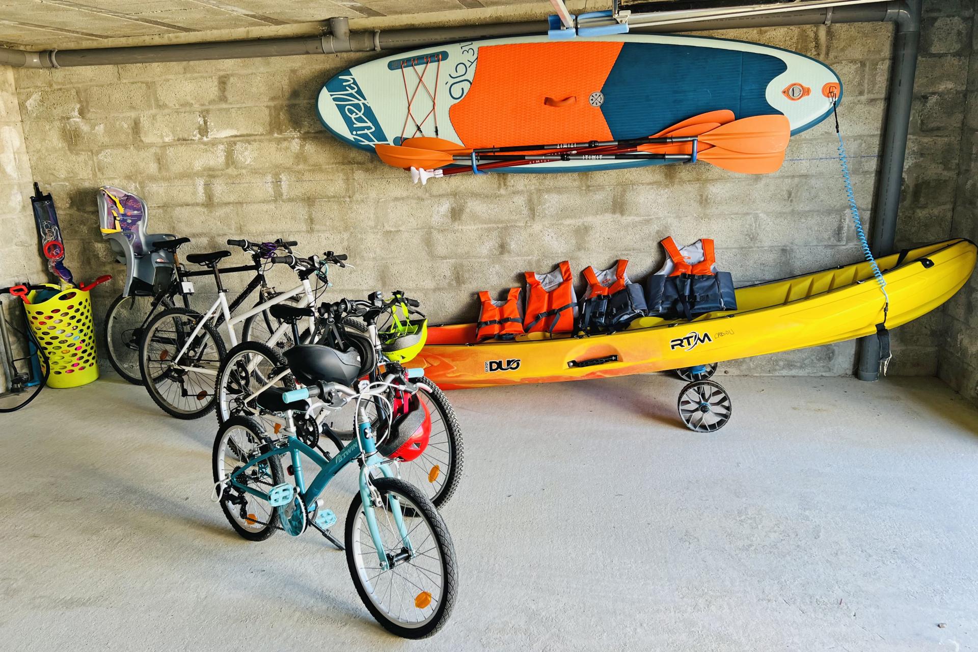 4 vélos, 1 kayak, 1 stand-up-paddle à disposition