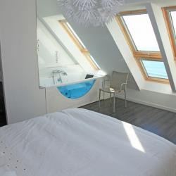 Parent's bedroom with seaview, private jacuzzi, private shower