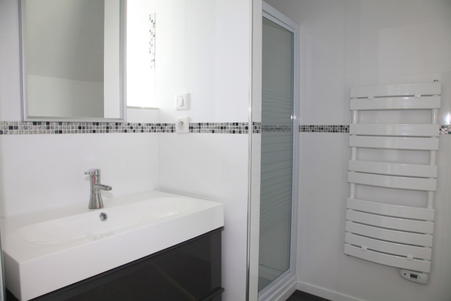 Salle de bain avec douche 90x90, vasque et sèche-serviette