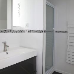 Salle de bain avec douche 90x90, vasque et sèche-serviette