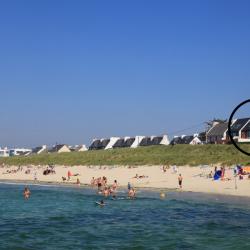 A l'ouest, la plage mène vers la pointe de Porsmeur