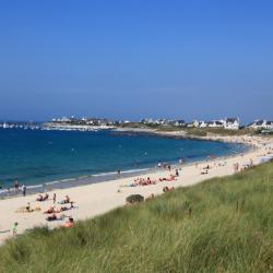 la plage mène au restaurant Roch Ar Mor et au port de Porsguen