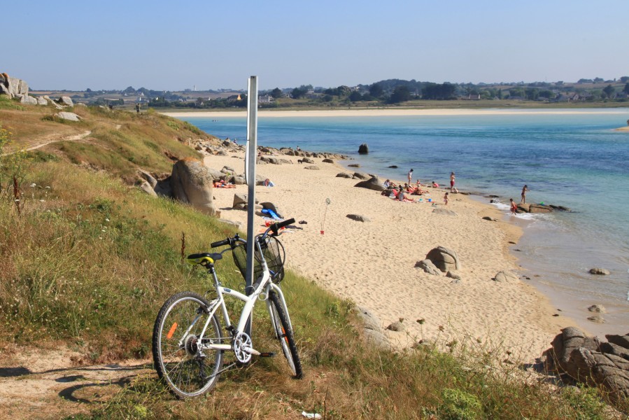 Bike paths along the shore